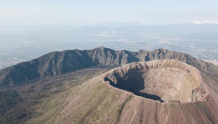 Стотици хора издирват мъжа в сряда, но търсенето е било преустановено малко преди полунощ в четвъртък поради каменопад