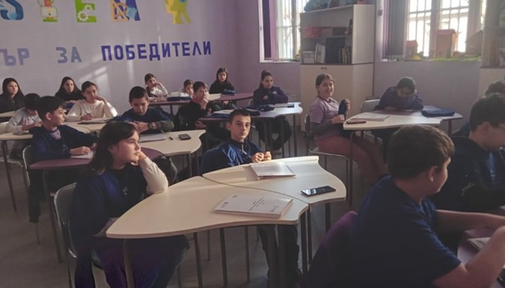 Учениците се учеха как да разпознават и реагират при прояви на насилие както във физически, така и в емоционален план Учениците се учеха как да разпознават и реагират при прояви на насилие както във физически, така и в емоционален план