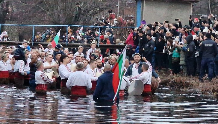 Леденото мъжко хоро навлезе във водите на Тунджа