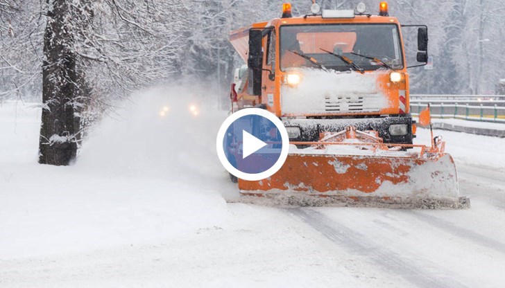 Общо 337 снегопочистващи машини обработват пътищата от републиканската пътна мрежа, съобщават от АПИ