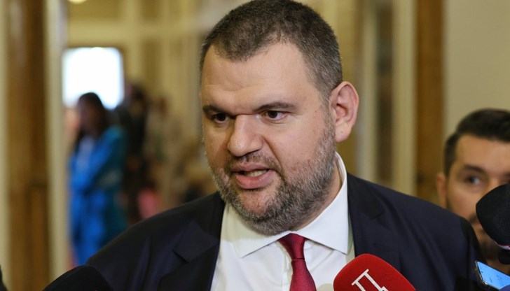 Тодор Тагарев игнорира парламента от ритуала с Богоявленския водосвет на бойните знамена, твърди Пеевски