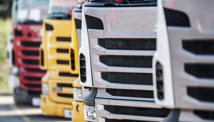 Към 16:00 часа опашката от товарни автомобили надхвърли 5 километра