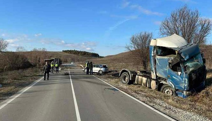 Пострадал е водач на тежкотоварен автомобил Пострадал е водач на тежкотоварен автомобил