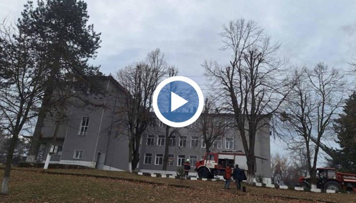 Предстои оценка на материалните щети като по първоначална информация покривът на училището е силно пострадал