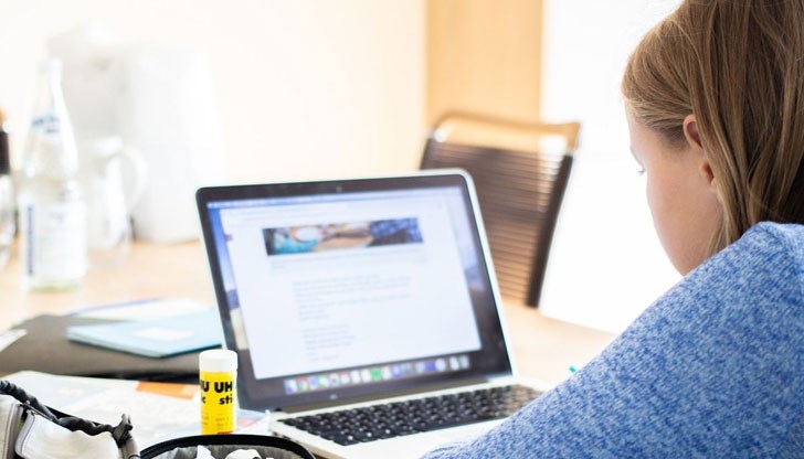 На места учениците минаха на онлайн обучение