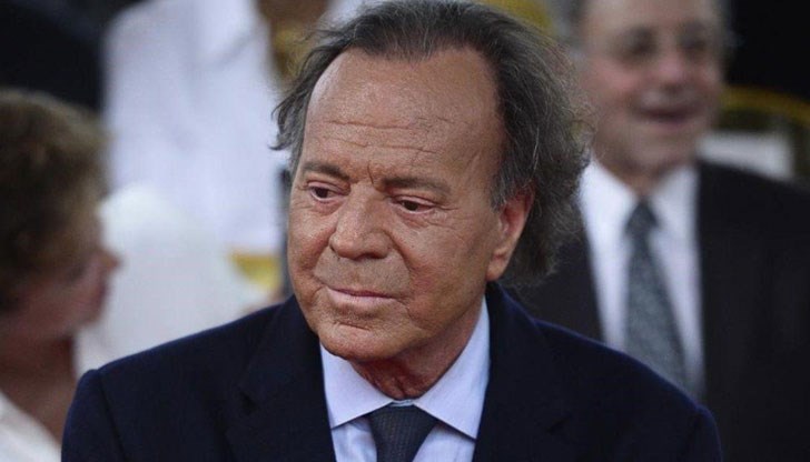 Митническите служители са открили у певеца пресни продукти, вносът на които е забранен на територията на страната, по-късно той е бил освободен