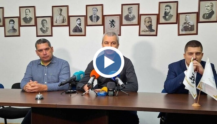 У нас на година ще влизат и ще живеят над 100 000 мигранти, ако подпишем пакт за емиграция, алармира лидерът на "Възраждане"