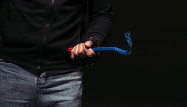 Задържани са по подозрение, че са извършили кражба с взлом в дома на възрастен мъж