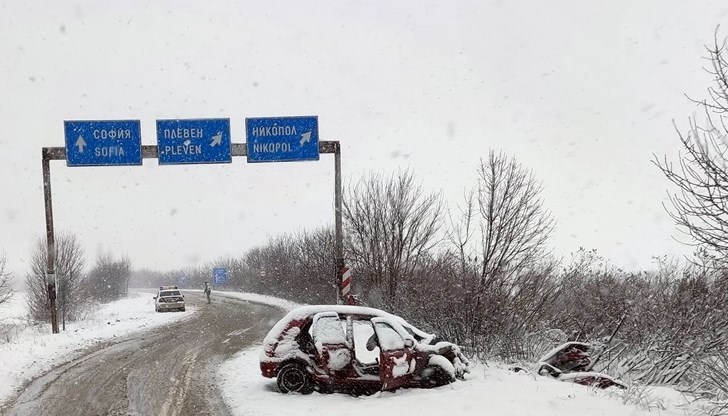 Жената загубила контрол над колата си и навлязла в насрещното движение