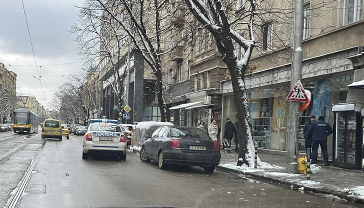 Полицаи нарушават правилата за движение, за да си купят кафе