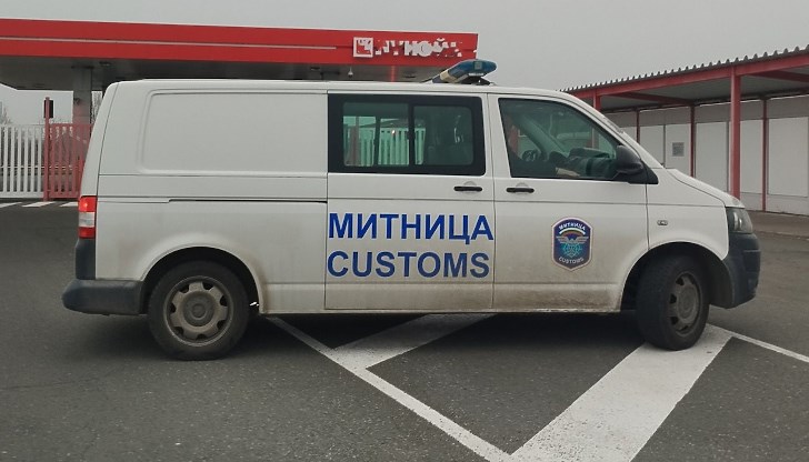 Пътници пренасяли контрабандни цигари, текстилни и парфюмерийни изделия Пътници пренасяли контрабандни цигари, текстилни и парфюмерийни изделия