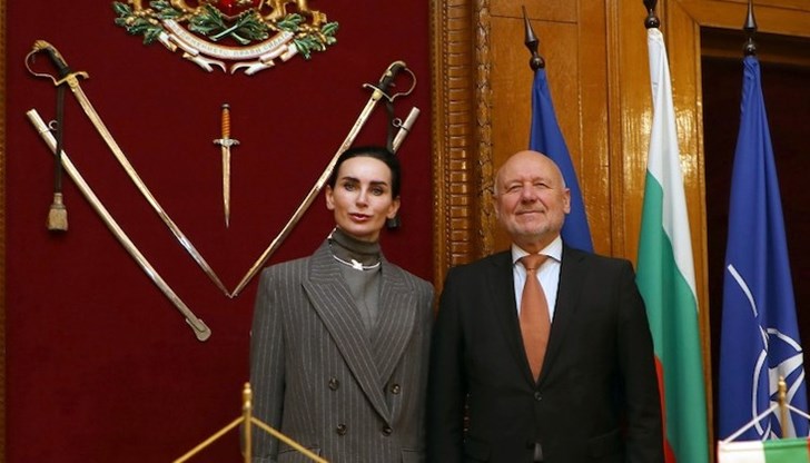 Министърът на отбраната и посланикът на Украйна разговаряха и за засилване на сътрудничеството в областта на сигурността и отбраната, образованието и науката Министърът на отбраната и посланикът на Украйна разговаряха и за засилване на сътрудничеството в областта на сигурността и отбраната, образованието и науката