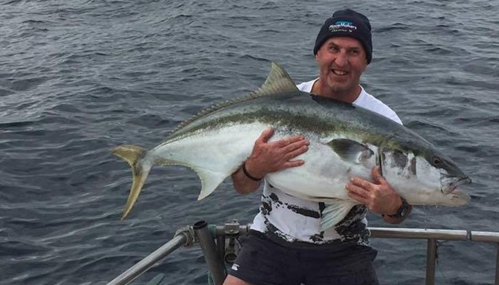 Акула се е доближила до падналия във водата мъж Акула се е доближила до падналия във водата мъж