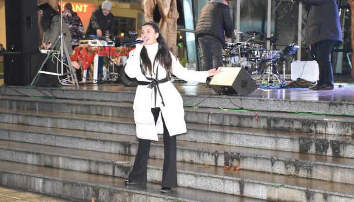 Карат изпълнителите да пеят по стълбите от свидливост за сцена, светлини…Личи си “уважението” към поморийци, коментира журналистът Стоян Тончев