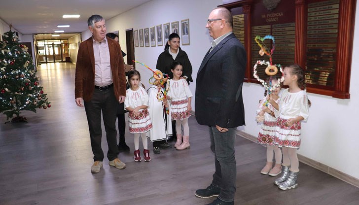 Децата осурвакаха областния управител и заместника му