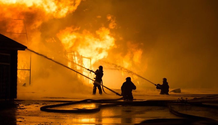 Огънят е унищожил напълно и двете