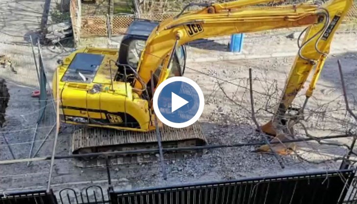 Тежката машина е там, за да прокопае трасето за нова канализация