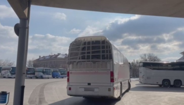 Шофьорът го е обезопасил с найлон и тиксо Шофьорът го е обезопасил с найлон и тиксо