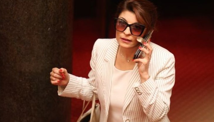 Доскорошният лидер и острие на парламентарната група на ГЕРБ-СДС Десислава Атанасова подаде оставка като депутат