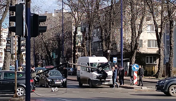 Бурният вятър вероятно е прекършил изгнилия в основата си стълб