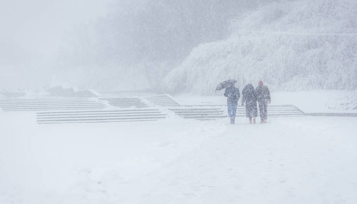 Има съобщения за торнадо, щети, обилен сняг, затворени пътища и училища