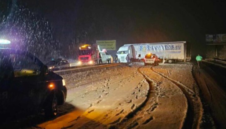 Камионът се е завъртял, при което ремаркето е преминало през разделителната мантинела Камионът се е завъртял, при което ремаркето е преминало през разделителната мантинела