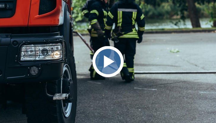 Екипът на пожарната е трябвало да шофира до съседен град, за да зарежда вода