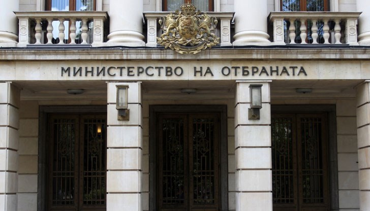 Неизпратени покани до депутати "изядоха" главата на експерт в МО