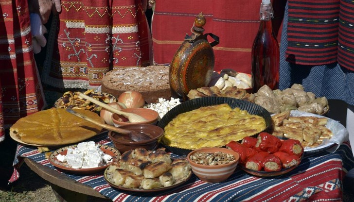 Вечерта всички се залавят на общо хоро Вечерта всички се залавят на общо хоро