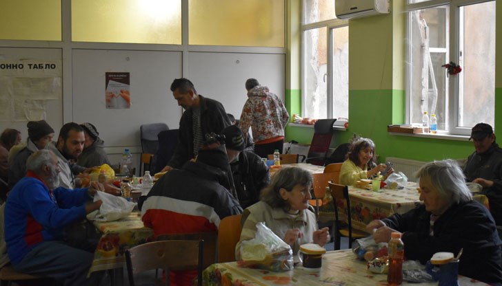 Всеки ден те получават хранителни пакети с разнообразна и питателна храна