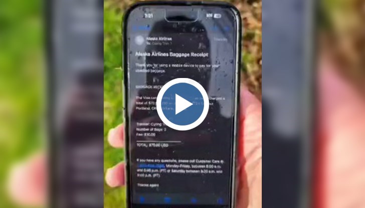 Според свидетел телефонът е излетял от ръцете на пътник в злополучния самолет на "Аляска Еърлайнс"