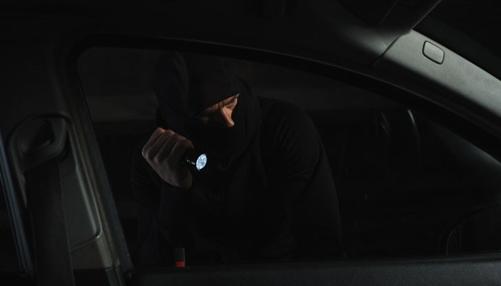 Автомобилът е оставен незаключен на паркинг в междублоково пространство