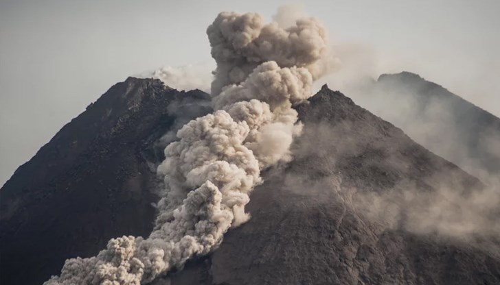 Домовете и растителността в близост бяха покрити с гъста пелена от вулканична пепел