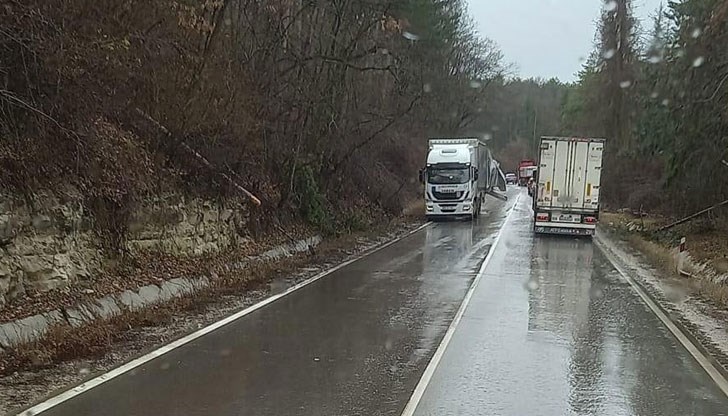 Трафикът в посока Бяла се осъществява по обходен маршрут