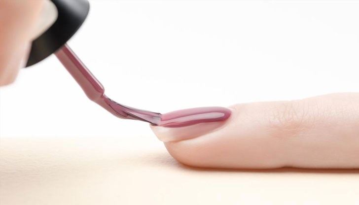 Не само ноктите се увреждат, но може да се получи и обрив на клепачите или шията, предупреди дерматологът