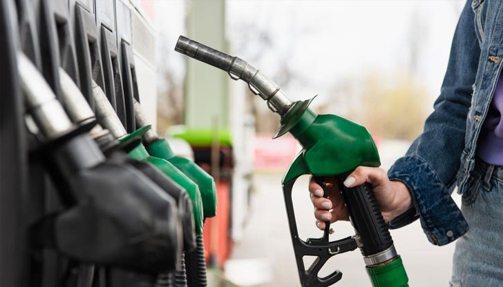 Масовият бензин А-95 се продава средно за 2,63 лева, дизелът е на почти същата цена
