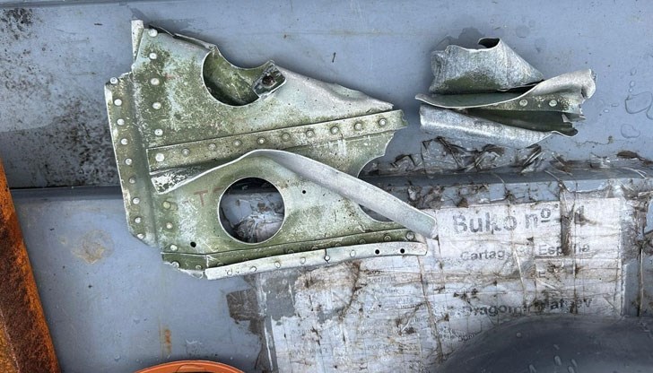 Металните фрагменти и отломки са качени на борда на НИК 421