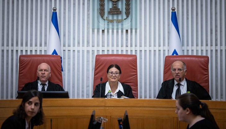 Решението е било взето от 15-членния съдийски състав с малко мнозинство от 8 гласа Решението е било взето от 15-членния съдийски състав с малко мнозинство от 8 гласа