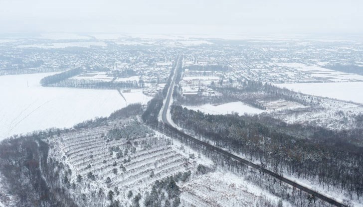 Ниските температури, снеговалежите и поледицата правят пътищата особено опасни Ниските температури, снеговалежите и поледицата правят пътищата особено опасни