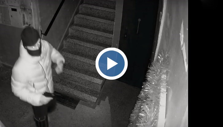 Камери на живущите са ги хванали, докато те размахват пистолет