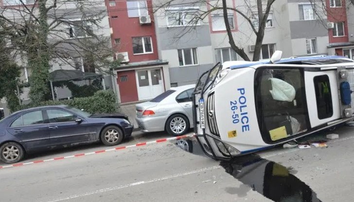 Полицейският автомобил се забива в паркирана кола