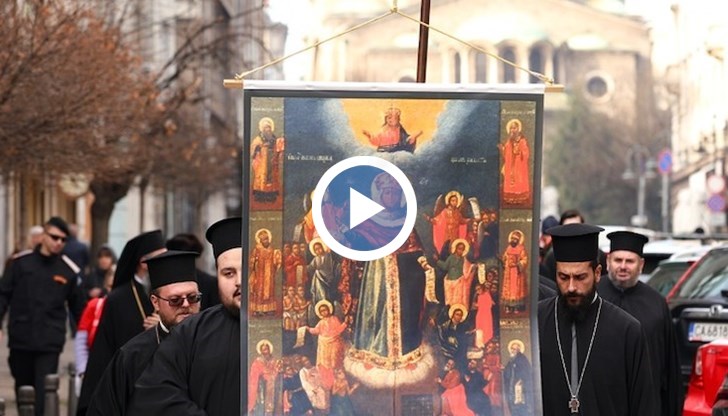 Отбелязването на празника започна с литийно шествие