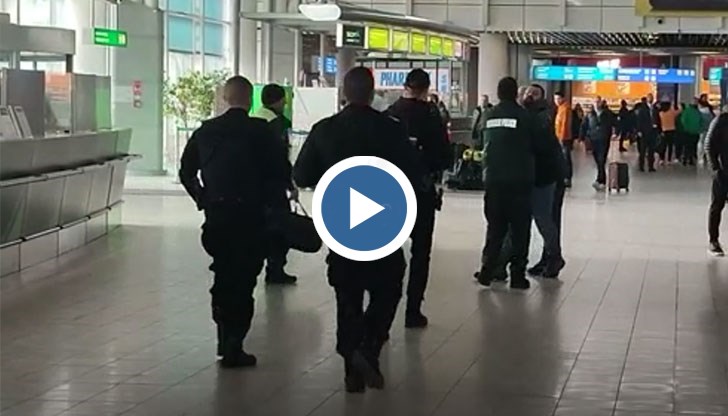 Кадри показват как служители на Гранична полиция извеждат от летището мъж