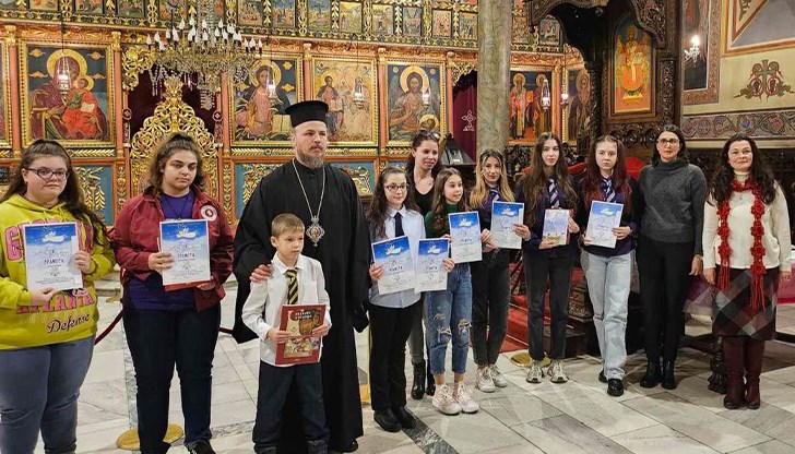 Ръководител на комисията по оценяването епископ Макарий връчи наградите за стихотворение и есе Ръководител на комисията по оценяването епископ Макарий връчи наградите за стихотворение и есе