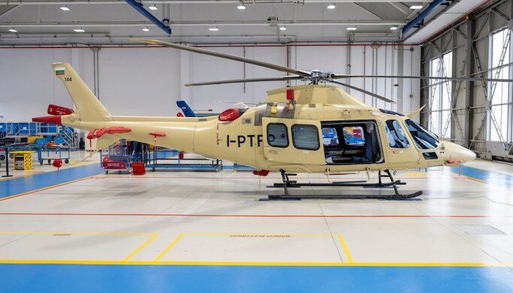 Хеликоптерът ще бъде в избраната разцветка в червено и бяло