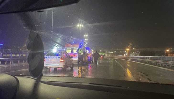 Автомобил се е обърнал, а друга кола е силно ударена Автомобил се е обърнал, а друга кола е силно ударена