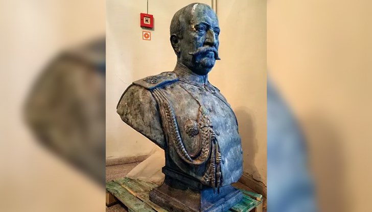 Той бе изтръгнат от постамента му в центъра на морския град