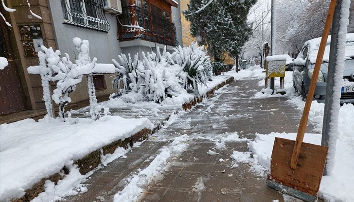 Често липсва ефективност и организация при почистването на тротоарите в Русе, отбелязва депутатът Често липсва ефективност и организация при почистването на тротоарите в Русе, отбелязва депутатът