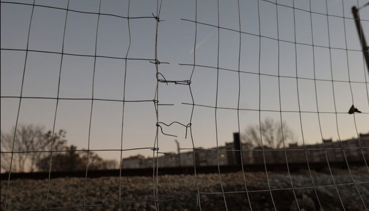 „Позлатена“ телена мрежа за 25 хиляди лева отбива номера с безопасността на Товарна гара Русе