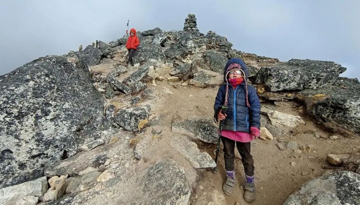 Зара стъпи на 5364 метра надморска височина до базовия лагер за изкачване на върха в Хималаите